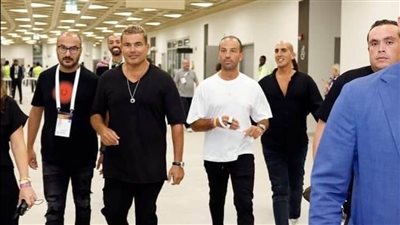 مخرجش من الغرفة، تفاصيل وصول عمرو دياب إلي لبنان استعدادا لحفله الليلة 