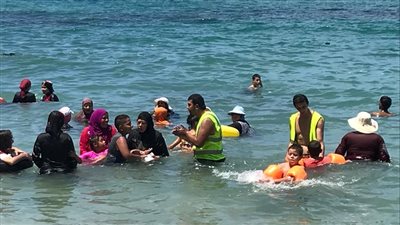 300 من ذوي الهمم في شاطئ المندرة للاحتفال بيوم العمل الإنساني (صور)