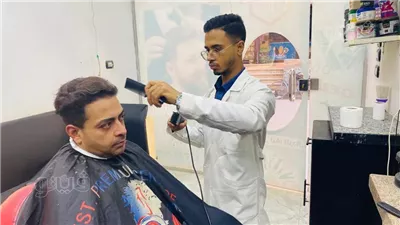 الدكتور الحلاق، قصة كفاح من صالون الحلاقة لـ كلية الطب البيطري بالمنيا (فيديو وصور)