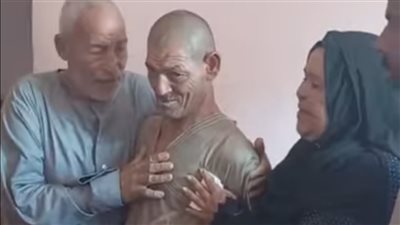 قصة طفل من ذوي الهمم يعود إلى أهله بعد 28 عاما بالأقصر 