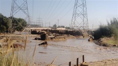 ساتر رملي لحجز المياه المسربة من انهيار جزئي لحوض تبخير المياه بمحطة كهرباء