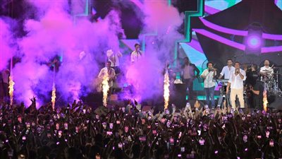 جمهوره بالشوارع وأعلى أسطح المباني، عمرو دياب يصنع التاريخ في أضخم حفلات لبنان (صور)