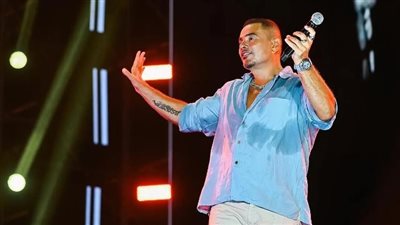 كأنه يغنيها لأول مرة، عمرو دياب يتفاعل مع أنغام 