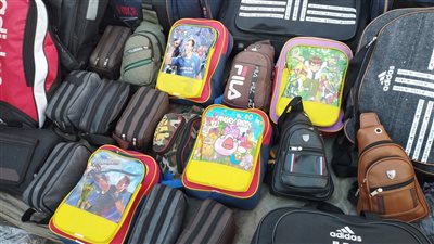  أسعار الشنطة المدرسية في أسواق العتبة والأزبكية، تبدأ من 50 جنيهًا، والمستورد يصل إلى 500 (فيديو وصور)