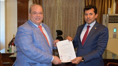 وزير الشباب والرياضة يتسلم تهنئة من الاتحاد الدولي للكرة الطائرة جلوس
