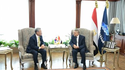 رئيس قناة السويس يبحث مع السفير الكوري الجنوبي سبل التعاون في مجالات التحول الأخضر