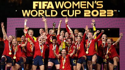 انتقادات واسعة لرئيس الاتحاد بعد تقبيل نجمة إسبانيا عقب الفوز بمونديال السيدات (فيديو)