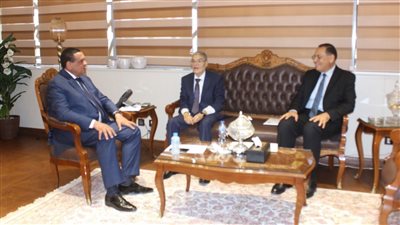 وزير التنمية المحلية يتابع مع محافظي الشرقية والمنيا تشغيل المجمعات الحكومية 