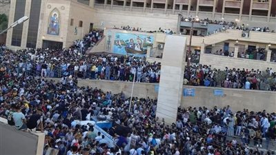 يحملون صورة العذراء، استمرار توافد الأقباط على دير درنكة بأسيوط (فيديو )
