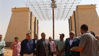 محافظ الوادي الجديد يتابع التشطيبات النهائية بنموذج المنزل البيئي