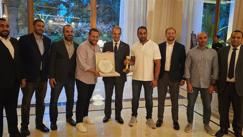 وزير الاتصالات مع