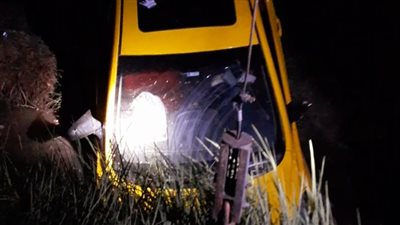 خلال زفة عروسين، إصابة 4 أشخاص في انقلاب سيارة ملاكي بترعة بطريق 