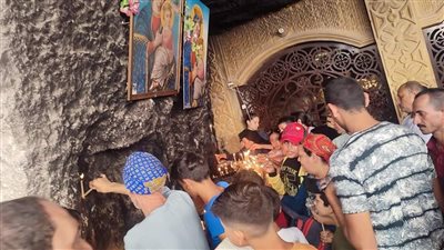 شفاعتك يا أم النور.. آلاف الأقباط يحتشدون لإشعال الشموع في احتفالات دير درنكة بأسيوط (صور) 