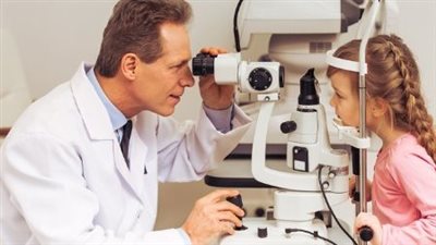 فحوصات مهمة يجب إجراؤها لطفلك للحفاظ على عيونه ونظره (فيديو)