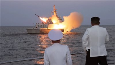 زعيم كوريا الشمالية كيم يشرف على اختبار صواريخ كروز