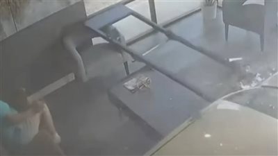 لحظة اقتحام سيدة صالون حلاقة بسيارتها (فيديو)
