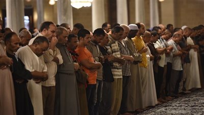 كيفية إتمام الصفوف في صلاة الجماعة، الإفتاء تجيب