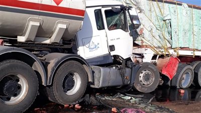 مصرع وإصابة شخصين بحادث اصطدام سيارة مواد بترولية بأخرى نقل ثقيل بالطريق الصحراوي (صور)