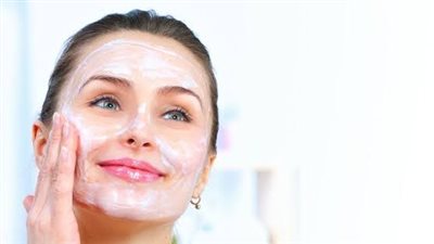 اللبن الرائب للبشرة، يرطبها ويعالج الحبوب وحروق الشمس