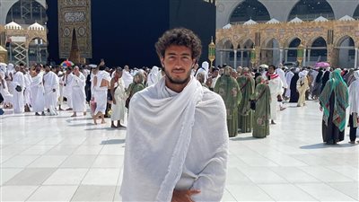 محمد هاني يؤدي مناسك العمرة قبل انطلاق فترة إعداد الأهلي 