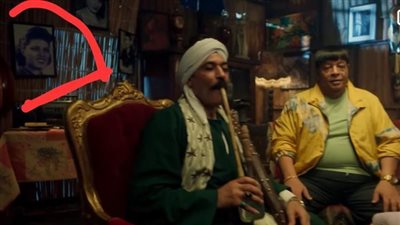 أزمة كزبرة، عمر كمال يستخدم صورة أول عالمة ذرة في كليب السخان 