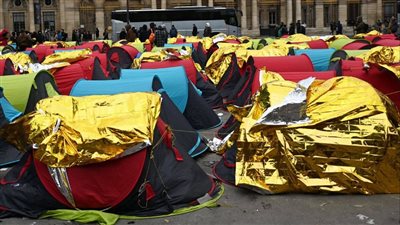 مهاجرون غير شرعيين ينصبون خياما أمام فندق فى قلب باريس