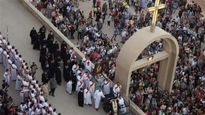 زغاريد وحمام وهتافات، آلاف الأقباط يلتفون حول صورة العذراء في احتفالات دير درنكة (فيديو)