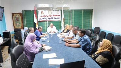 اجتماعات وحزمة إجراءات لضمان عام دراسي آمن ومتميز لطلاب تعليم الوادي الجديد (صور)