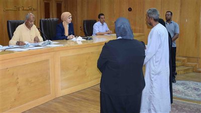 محافظ الأقصر يوجه بتكثيف جهود إدارة خدمة المواطنين لبحث كافة الشكاوى