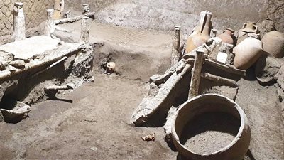 غرفة نوم أثرية تكشف تفاصيل حقبة قديمة في إيطاليا