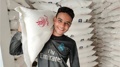 ترك الثانوية العامة والتحق بالدبلوم، إبراهيم يعمل 