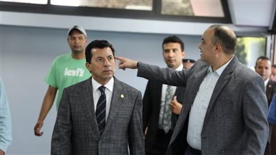وزير الشباب والرياضة يشيد بالمشروعات الجديدة بنادى الشمس 