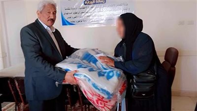 محافظ المنيا يقدم دعما ماليا وعينيا لعدد من الأسر الأولي بالرعاية