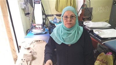  قصة كفاح بـ حلمية الزيتون.. أم محمد 60 عاما تعمل مكوجية: بساعد جوزي والشغل مش عيب.. ونفسي أعمل عمرة (فيديو) 