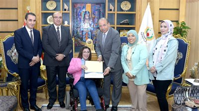 رئيس جامعة المنصورة يكرم المتفوقين من الطلاب ذوى الهمم