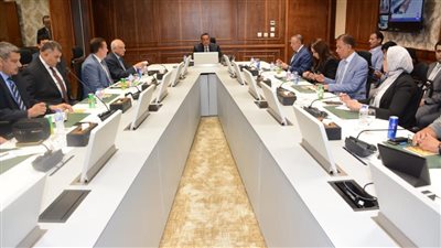 وزير التنمية المحلية يناقش تنفيذ المشروعات الخدمية بثلاث محافظات