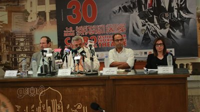 عرض فني باستخدام الذكاء الصناعي في حفل افتتاح مهرجان المسرح التجريبي (صور)