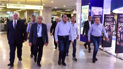 مدبولي يتفقد مشروعات التطوير بمطار القاهرة قبل توجهه لحضور قمة البريكس 