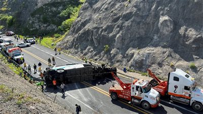 مصرع 16 شخصا وإصابة 36 آخرين في تصادم حافلة بمقطورة وسط المكسيك (صور)