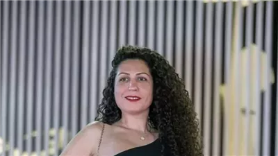 بالعرض الخاص للمسلسل، ريم العدل تظهر بقميص أبيض مطبوع عليه بوستر 