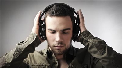 تفسير حلم سماع الأغاني فى المنام وعلاقته بسماع أخبار سارة قريبا 