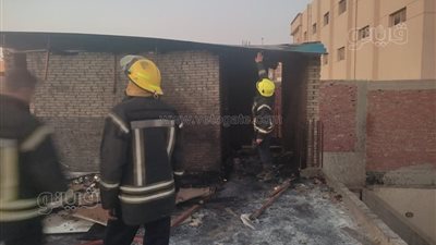 نشوب حريق في مصنع أثاث مكتبي بالقطامية (صور)