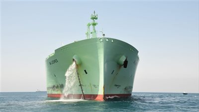 رسو الناقلة BW LESMES في غاطس السويس عقب نجاح عملية قطرها (صور) 