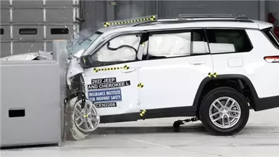 جيب جراند شيروكي 2023 في اختبارات السلامة (فيديو وصور)