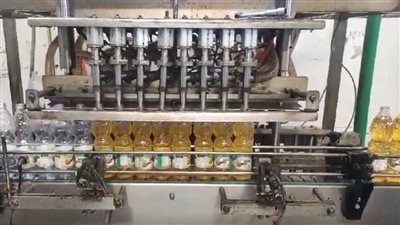 ضبط مصنع لإعادة تدوير زيوت المطاعم وتعبئتها في عبوات جديدة (صور)