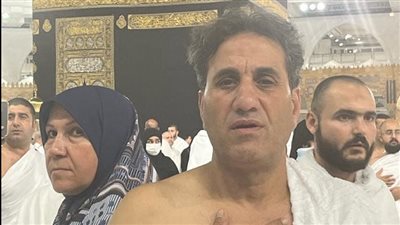 أحمد شيبة يؤدي مناسك العمرة لوالدته بعد وفاتها بأسبوع (صور) 
