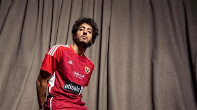 محمد هاني يحتفل بقميص الأهلي الجديد بطريقة خاصة (صور) 