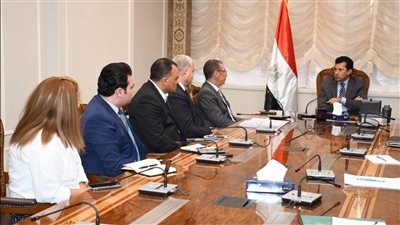 أشرف صبحي يلتقي رئيس اتحاد الطائرة لبحث آخر استعدادات استضافة بطولة أفريقيا