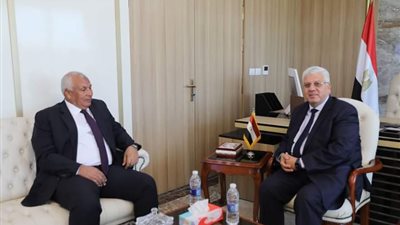 محافظ الوادي الجديد يلتقي وزير التعليم العالي