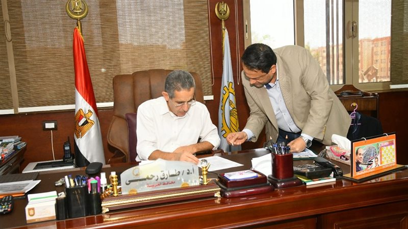 محافظ الغربية يجتمع